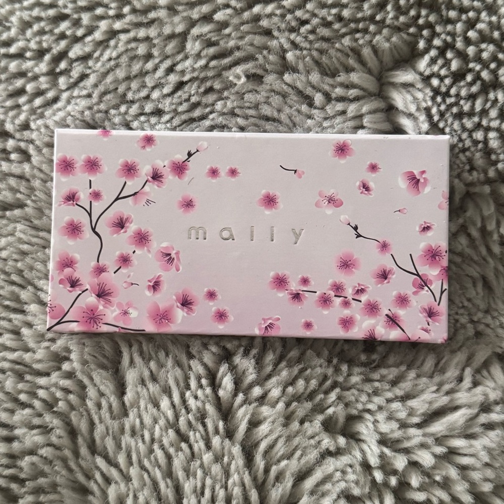 Mally “frosted taupe” Eye Shadow Duo